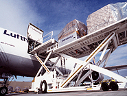 Beladung Frachtflugzeug Lufthansa Cargo
